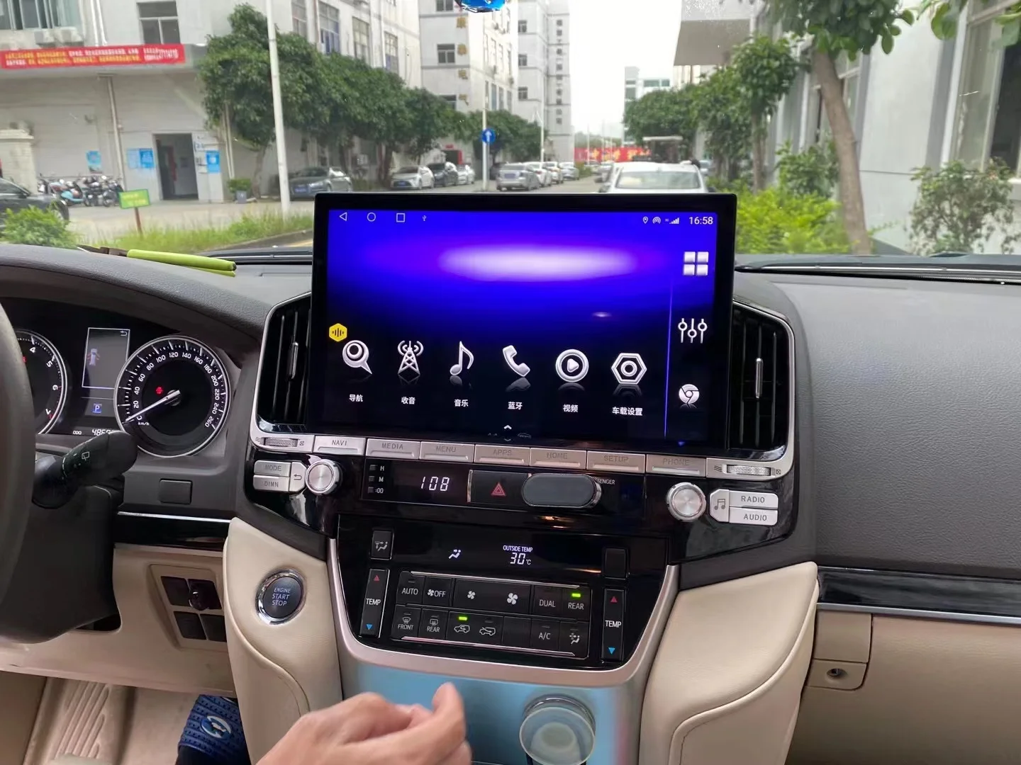 Оригинальная автомобильная навигация 13,3 дюйма в стиле Тесла Android автомобильное радио для TOYOTA LAND CRUISER200 LC200 2016-2020 GPS-навигация
Оригинальная автомобильная навигация 13,3 дюйма в стиле Тесла Android автомобильное радио для TOYOTA LAND CRUISER200 LC200 2016-2020 GPS-навигация