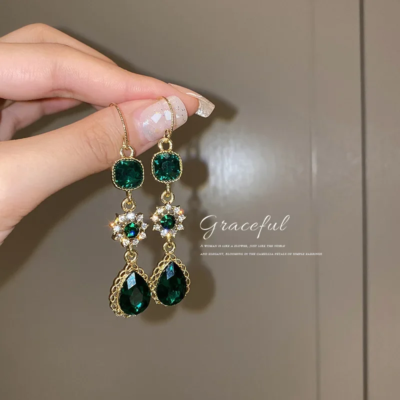 Long diamond inlaid emerald ear hook earrings water drop flowers zircon vintage earrings temperament luxury earrings female
Long diamond inlaid emerald ear hook earrings water drop flowers zircon vintage earrings temperament luxury earrings female