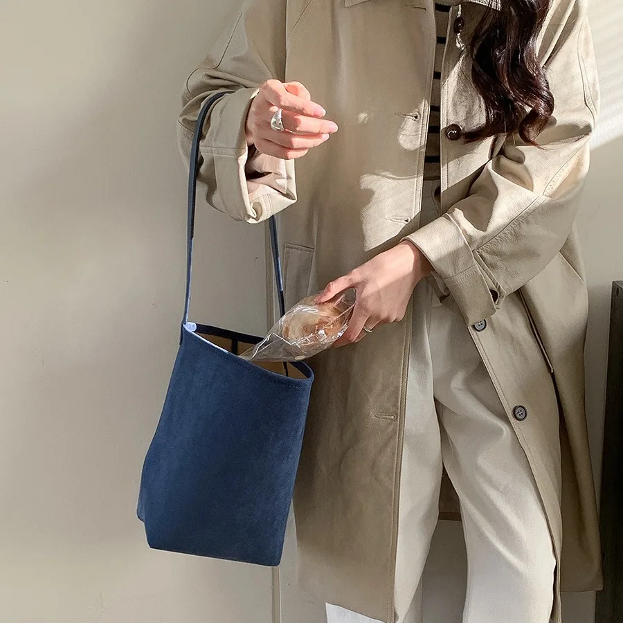 2025 Plush Bucket Bag Fashion Large Capacity Women's Shoulder Bags Premium Texture Niche Design Suede Versatile Commuter Tote
2025 Plush Bucket Bag Fashion Large Capacity Women's Shoulder Bags Premium Texture Niche Design Suede Versatile Commuter Tote