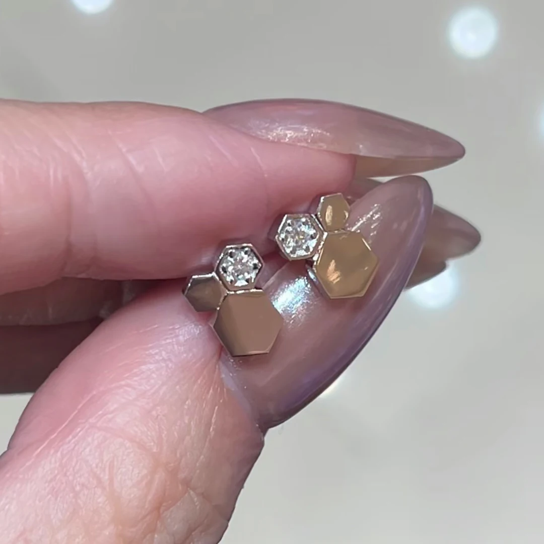 925 sterling silver gold-plated classic Bee my love honeycomb earrings
925 sterling silver gold-plated classic Bee my love honeycomb earrings