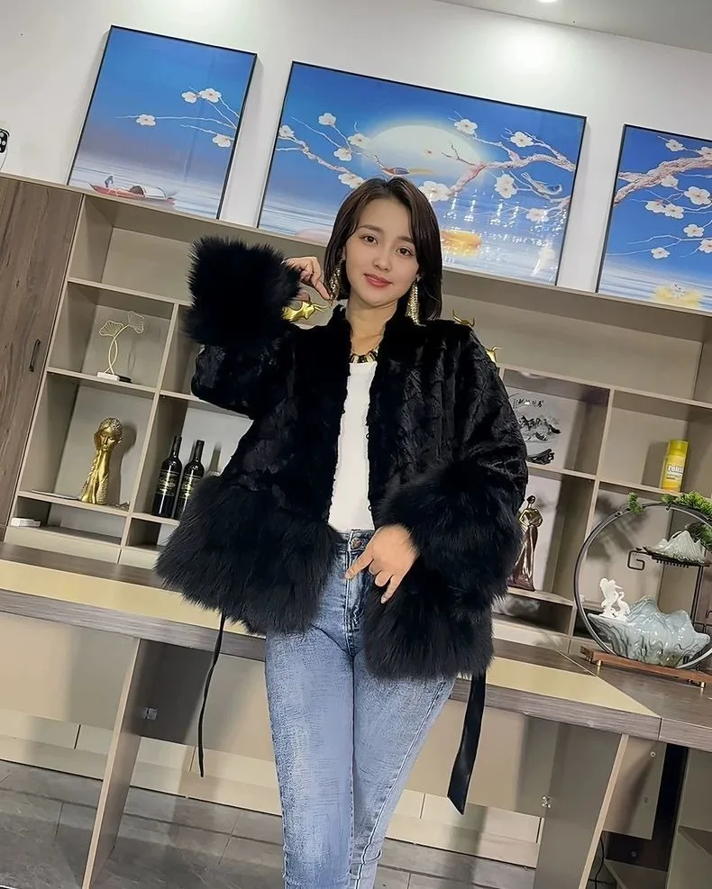 2026 Hot Selling New Imported Mink Fur Coat High-end Fox Fur Cuffs Real Fur Coat Women's Short Winter V-neck Loose Coat
2026 Hot Selling New Imported Mink Fur Coat High-end Fox Fur Cuffs Real Fur Coat Women's Short Winter V-neck Loose Coat