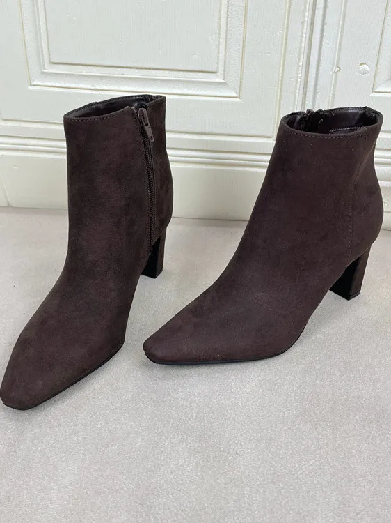 Модные остроносые однотонные ботильоны на высоком каблуке с боковой молнией, универсальные ботинки-сигареты для женщин, весна-осень, из искусственной кожи
Модные остроносые однотонные ботильоны на высоком каблуке с боковой молнией, универсальные ботинки-сигареты для женщин, весна-осень, из искусственной кожи