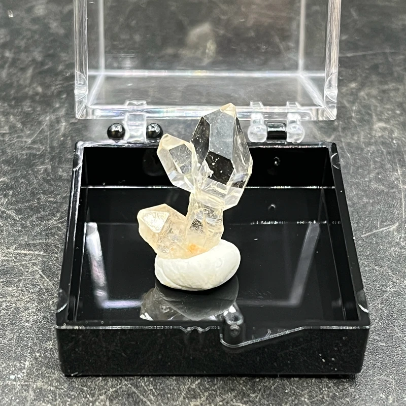 100% Natural Herkimer Diamond Crystal Diamond Gem (can be made as a pendant) Size 35*35mm
100% Natural Herkimer Diamond Crystal Diamond Gem (can be made as a pendant) Size 35*35mm