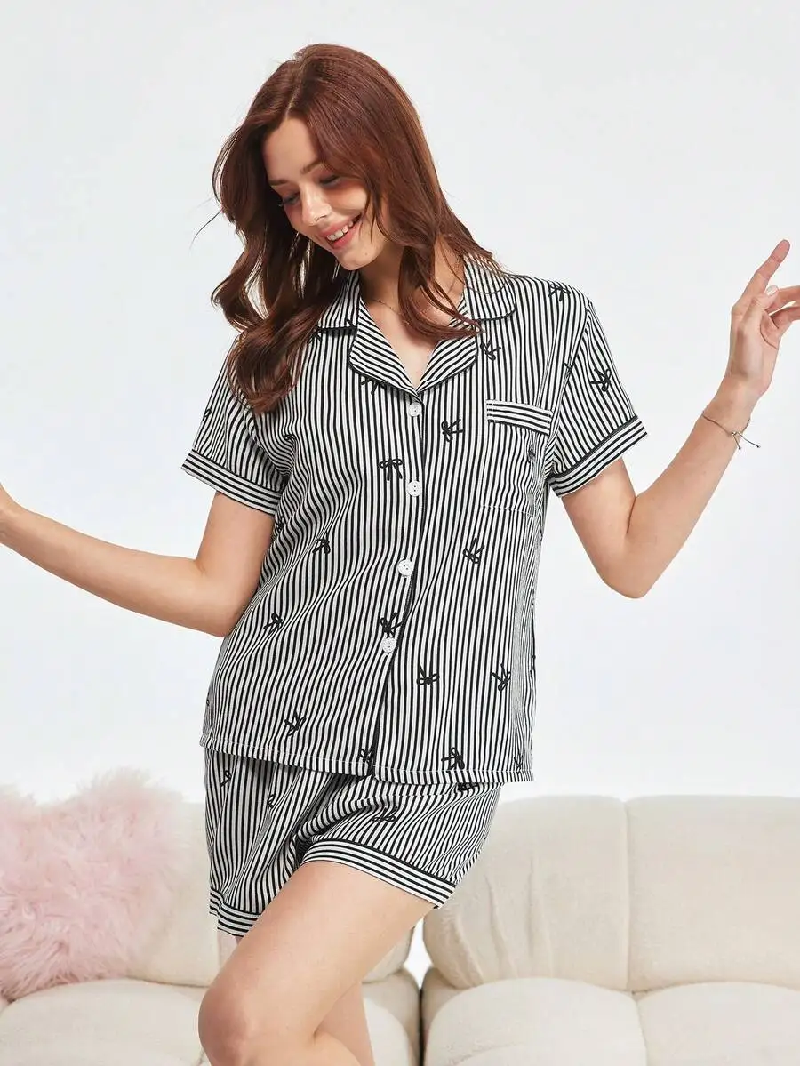 2pcs Striped Button-Down Short Sleeve Pajama Set With Bow Print And Pocket For Women Home Wear Spring Summer
2pcs Striped Button-Down Short Sleeve Pajama Set With Bow Print And Pocket For Women Home Wear Spring Summer