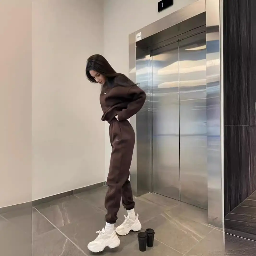 Новинка 2024, женский повседневный теплый комплект для занятий спортом на открытом воздухе, модные повседневные брюки с низкой талией, материал ПВХ, женская одежда среднего возраста
Новинка 2024, женский повседневный теплый комплект для занятий спортом на открытом воздухе, модные повседневные брюки с низкой талией, материал ПВХ, женская одежда среднего возраста