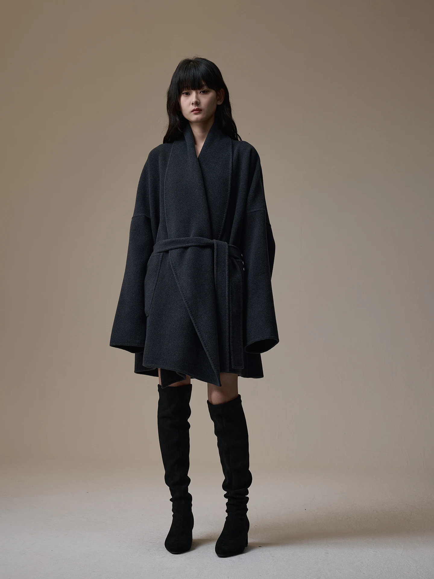 Женское пальто INOUT Q с поясом, рукавами «летучая мышь», отложным воротником, свободного кроя, средней длины, для повседневной носки, осенняя новинка
Женское пальто INOUT Q с поясом, рукавами «летучая мышь», отложным воротником, свободного кроя, средней длины, для повседневной носки, осенняя новинка