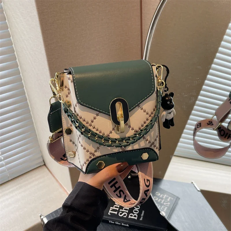 2024 Autumn and Winter Lightweight Handbag New Women's Casual Mini Fashion Chain Crossbody Shoulder Bag Una Bolsa De Hombro
2024 Autumn and Winter Lightweight Handbag New Women's Casual Mini Fashion Chain Crossbody Shoulder Bag Una Bolsa De Hombro