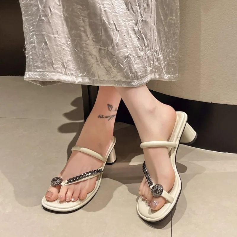 Women's Slippers Summer New Medium Heel Square Head Set Toe Chain Sandals Casual Comfort Increase Non-slip Slippers
Women's Slippers Summer New Medium Heel Square Head Set Toe Chain Sandals Casual Comfort Increase Non-slip Slippers