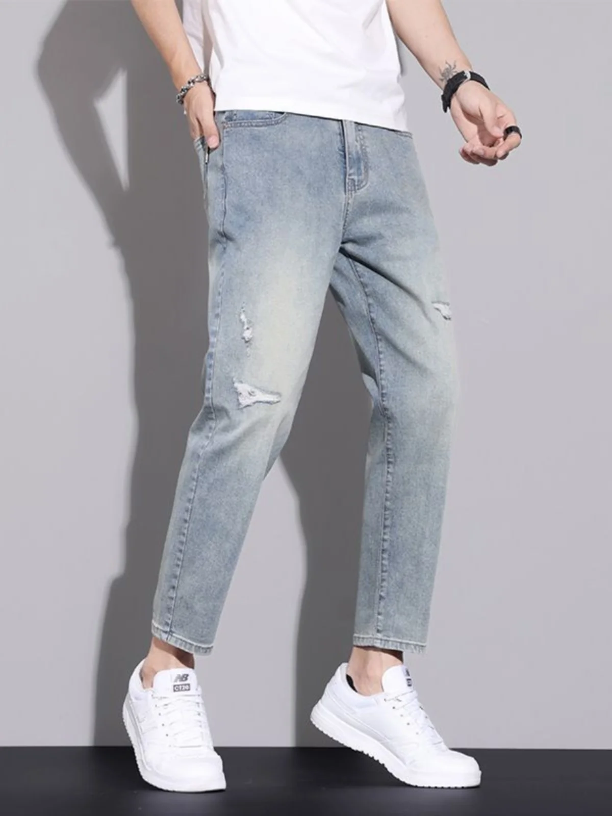 Мужские летние тонкие девятисекционные джинсы из ледяного шелка, прямые брюки свободного покроя, длинные брюки с дырками в стиле ретро, повседневная мода
Мужские летние тонкие девятисекционные джинсы из ледяного шелка, прямые брюки свободного покроя, длинные брюки с дырками в стиле ретро, повседневная мода