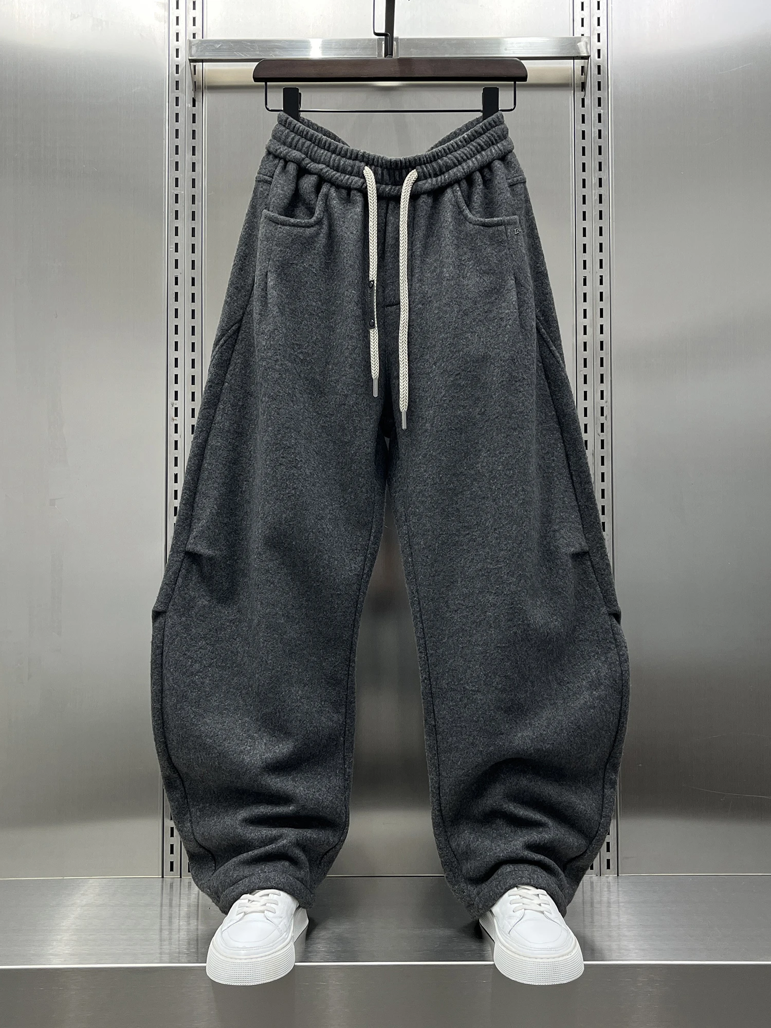 Мужские зимние повседневные брюки с ножом на подкладке, свободные прямые шерстяные брюки, модные брендовые спортивные штаны, прямой крой
Мужские зимние повседневные брюки с ножом на подкладке, свободные прямые шерстяные брюки, модные брендовые спортивные штаны, прямой крой