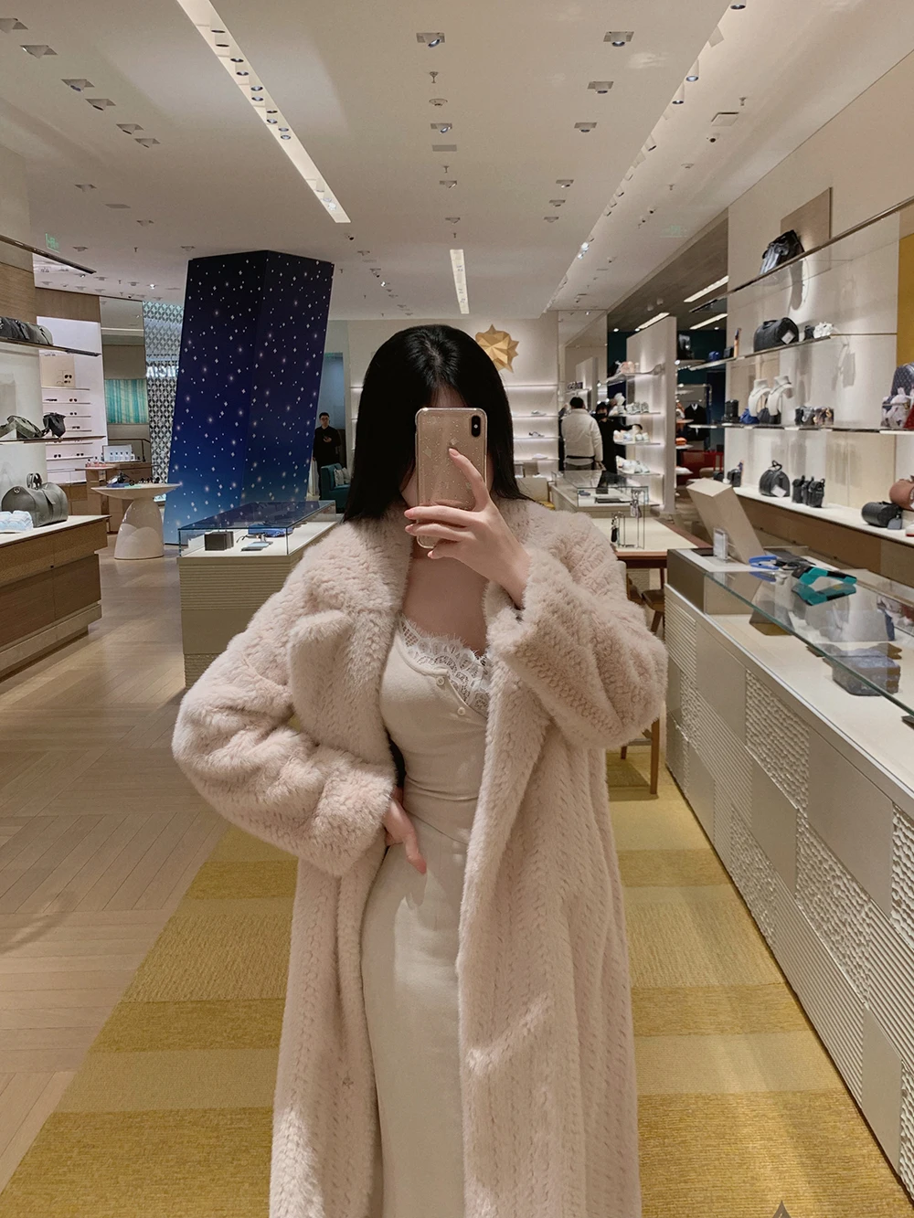 Элегантное длинное пальто из мягкого искусственного меха: теплое, роскошное, свободного кроя, женское, молодежное, в корейском стиле, зимнее, модное, повседневное
Элегантное длинное пальто из мягкого искусственного меха: теплое, роскошное, свободного кроя, женское, молодежное, в корейском стиле, зимнее, модное, повседневное