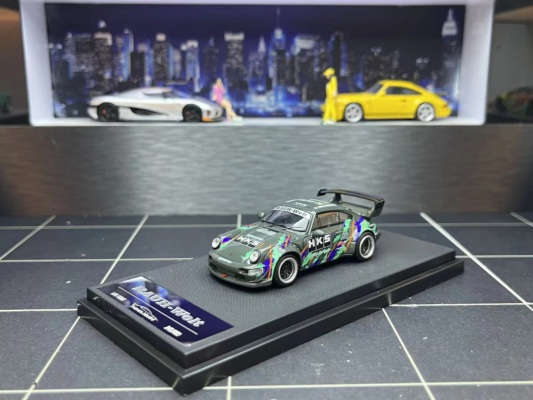 Литой под давлением AM масштаб 1:64 Porsche 911 RWB964 Ducktail HKS, модель автомобиля из сплава, Коллекционная игрушка, подарок, сувенир, украшение для дисплея
Литой под давлением AM масштаб 1:64 Porsche 911 RWB964 Ducktail HKS, модель автомобиля из сплава, Коллекционная игрушка, подарок, сувенир, украшение для дисплея