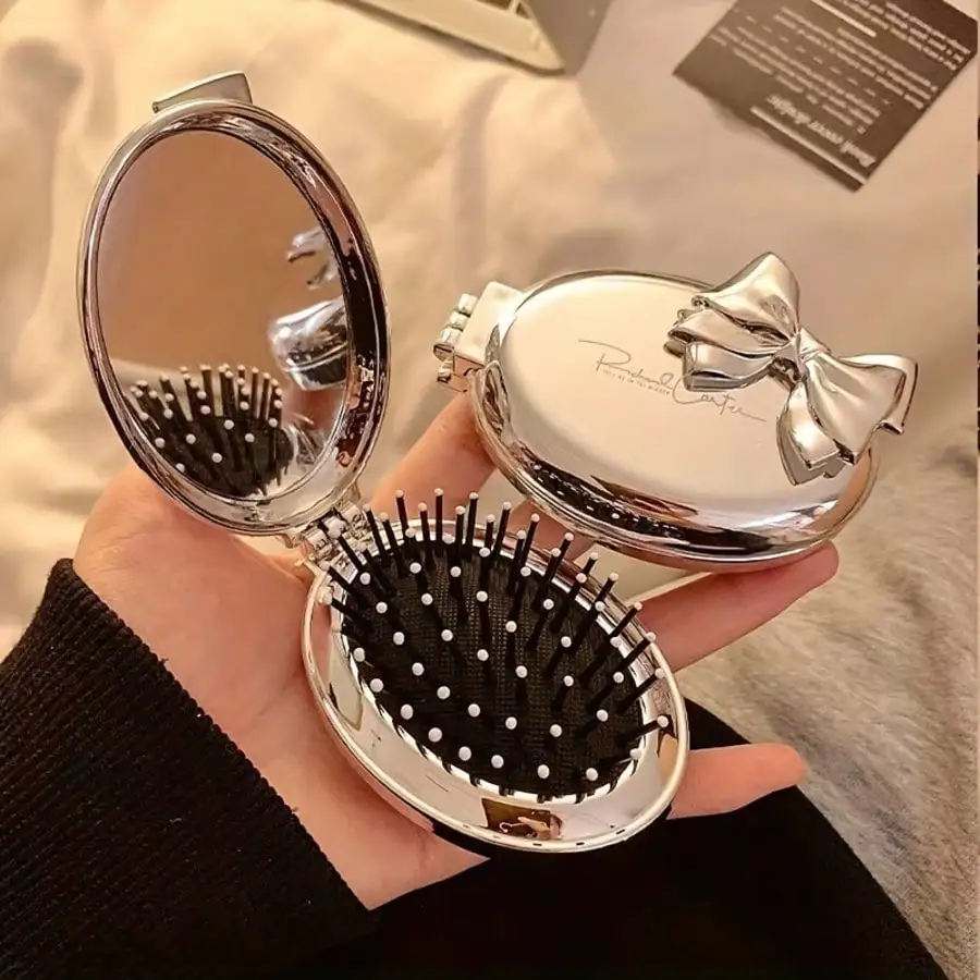 1pc Foldable Bowknot Mini Air Cushion Hair Brush With Mirror, Silver/Pink Bowknot Options, Portable 2-In-1 Hair Comb And Makeup Mirror, Fashionable And Cute Accessory, Exquisite Holiday Gift
1pc Foldable Bowknot Mini Air Cushion Hair Brush With Mirror, Silver/Pink Bowknot Options, Portable 2-In-1 Hair Comb And Makeup Mirror, Fashionable And Cute Accessory, Exquisite Holiday Gift
