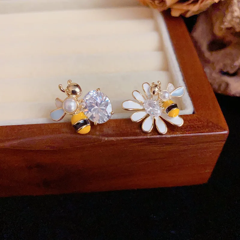 Niche Luxury 925 Silver Needle Zircon Pearl Flower Bee Asymmetry Stud Earrings For Women Party 14k gold Plated Exquisite Jewelry
Niche Luxury 925 Silver Needle Zircon Pearl Flower Bee Asymmetry Stud Earrings For Women Party 14k gold Plated Exquisite Jewelry