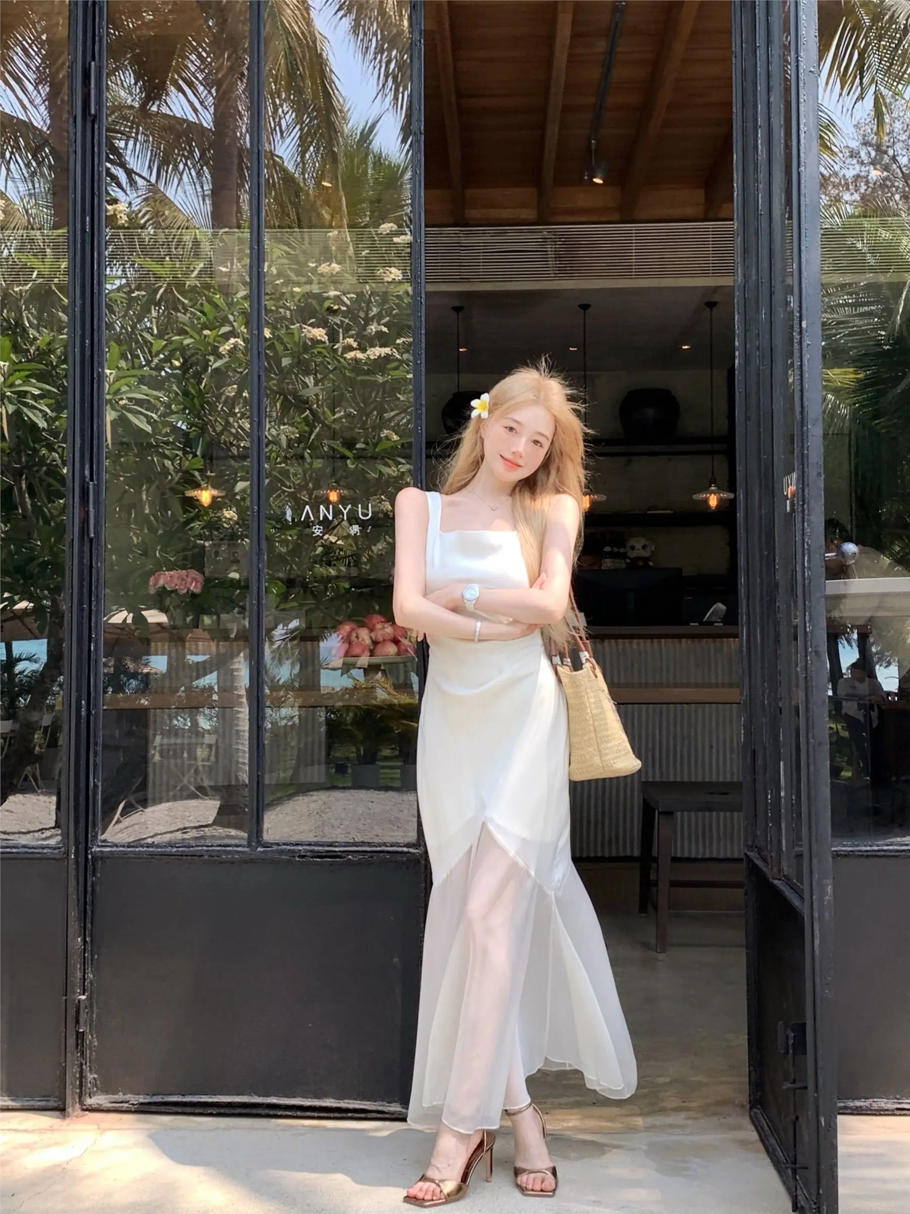 French Elegant Silk Mesh Patchwork Camisole Dress Women Square Collar Waisted Pleated Slim Mermaid Dress Summer Chic Vacation
French Elegant Silk Mesh Patchwork Camisole Dress Women Square Collar Waisted Pleated Slim Mermaid Dress Summer Chic Vacation