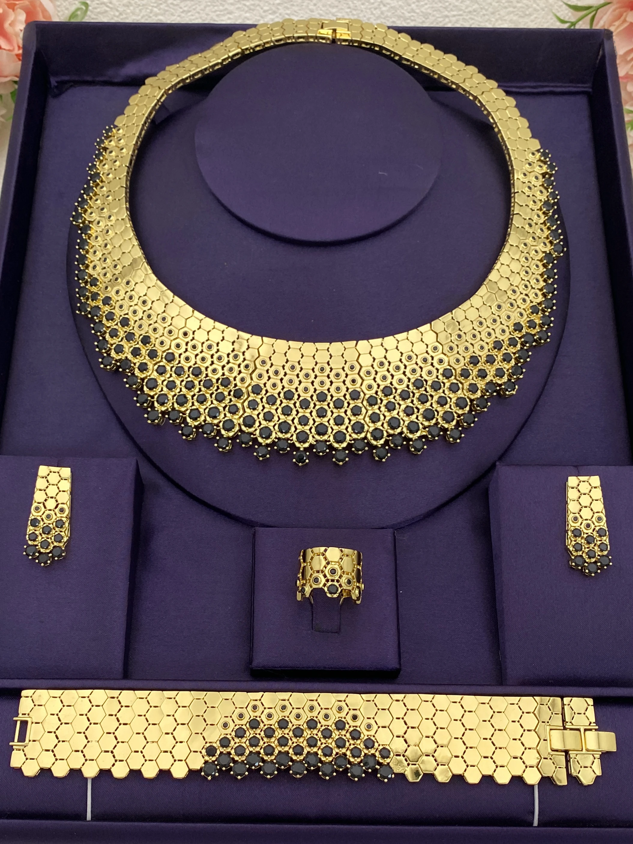 HY Позолоченный черный циркон Позолоченный циркон 4, свадебные колье, серьги, браслеты, кольца, супер стильный горячий товар Дубая Лия
HY Позолоченный черный циркон Позолоченный циркон 4, свадебные колье, серьги, браслеты, кольца, супер стильный горячий товар Дубая Лия