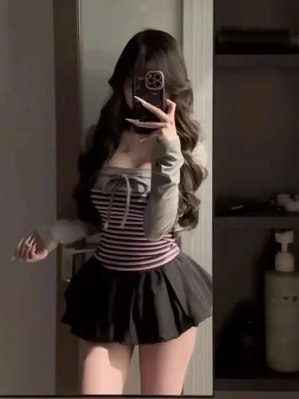 Ретро-комплект из двух предметов: вязаный кардиган в полоску и футболка. Уютный зимний образ для женщин.
Ретро-комплект из двух предметов: вязаный кардиган в полоску и футболка. Уютный зимний образ для женщин.