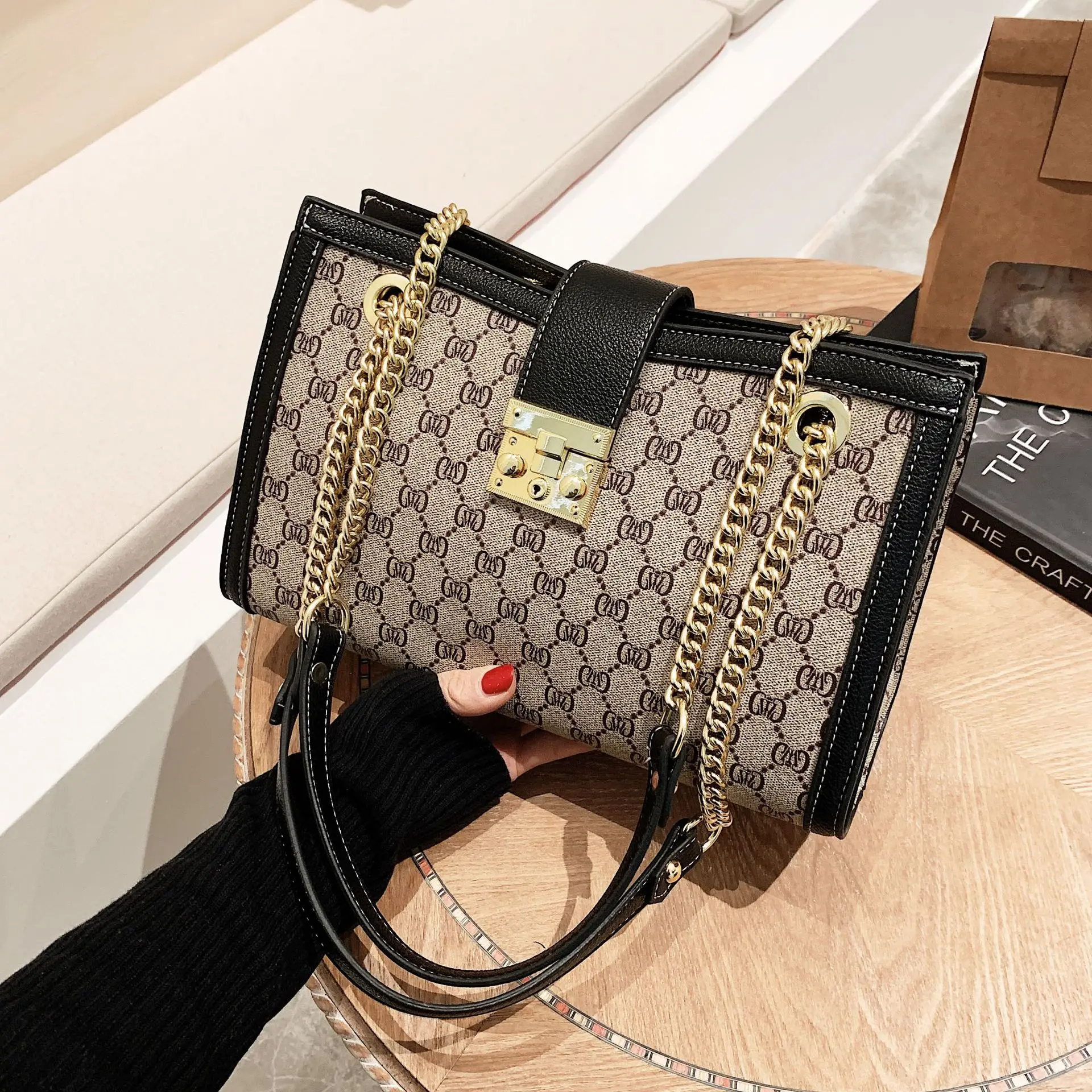 Retro Casual Chain Shoulder Bag Women, Euro Style Large Capacity Tote, 2-in-1 Crossbody Underarm Purse Designer
Retro Casual Chain Shoulder Bag Women, Euro Style Large Capacity Tote, 2-in-1 Crossbody Underarm Purse Designer