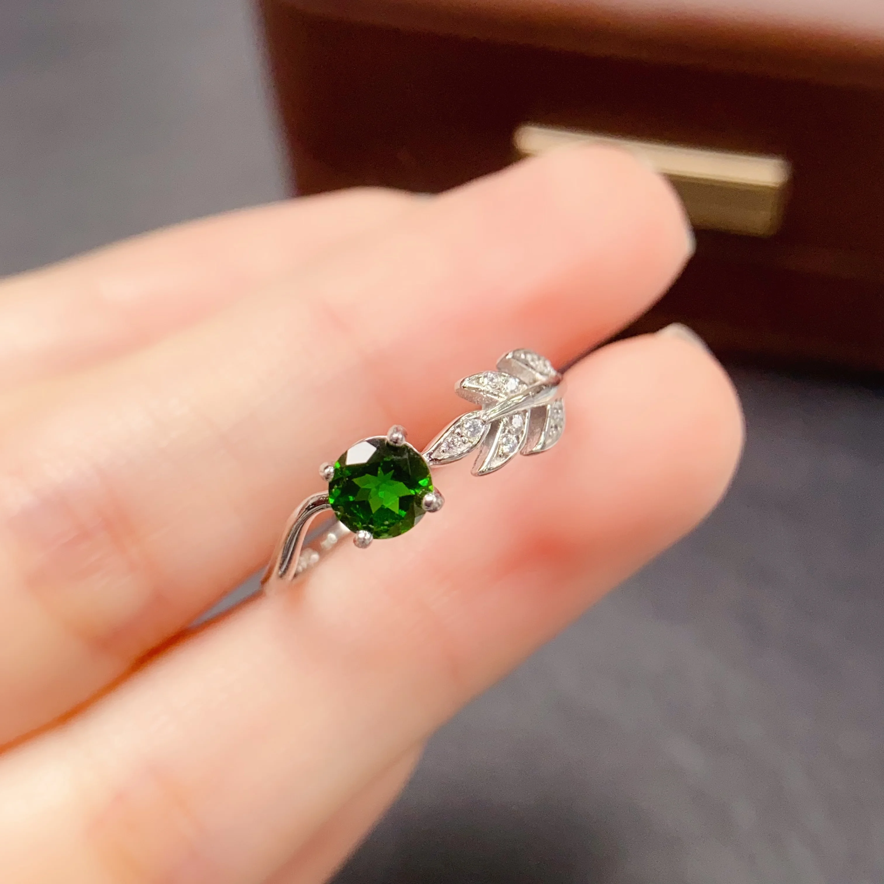 5mm Natural Diopside Ring S925 Sterling Silver Certificate Fine Fashion Leaves Design Charm Weddings Jewelry for Women FS
5mm Natural Diopside Ring S925 Sterling Silver Certificate Fine Fashion Leaves Design Charm Weddings Jewelry for Women FS