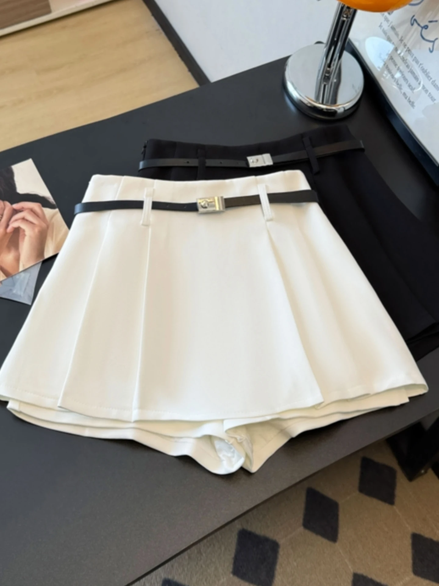 Элегантный женский костюмный костюм-юбка А-силуэта мини, весна-лето 2026, корейский стиль, для офиса, не даёт усадку, на молнии
Элегантный женский костюмный костюм-юбка А-силуэта мини, весна-лето 2026, корейский стиль, для офиса, не даёт усадку, на молнии