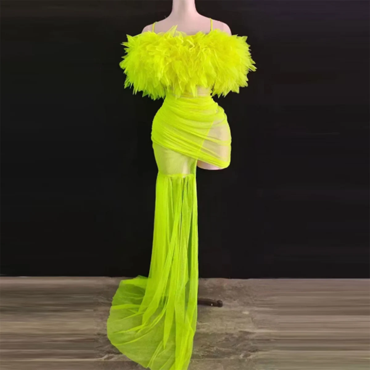 Neon Green Off Shoulder Tulle Dress Sheer Mesh Mermaid Gown with Ruched Bodice & Train Prom Party Dress
Neon Green Off Shoulder Tulle Dress Sheer Mesh Mermaid Gown with Ruched Bodice & Train Prom Party Dress