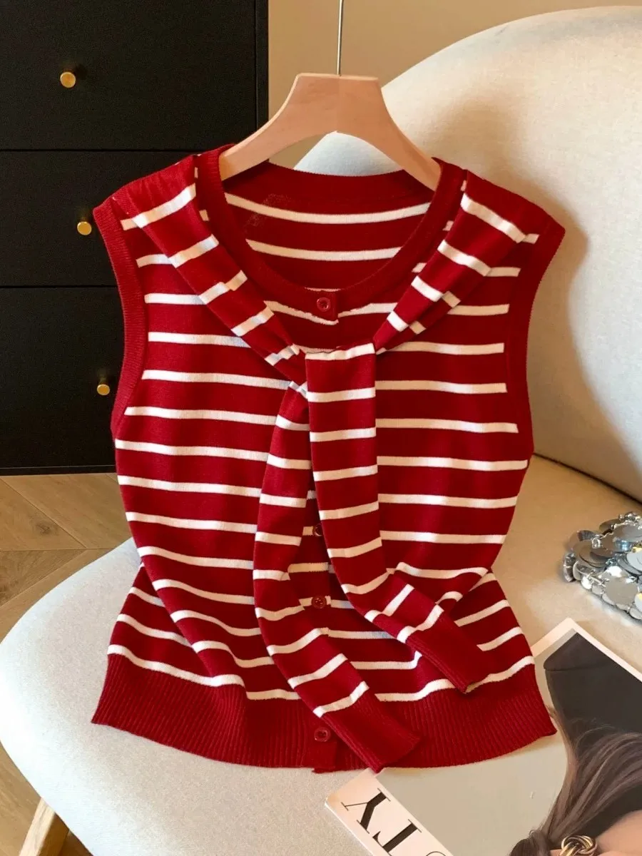 Summer 2026 New Vintage Fashion Women's Knitted Shoulder Fake Two-Piece Stripe Sleeveless Cardigan Casual Breathable Top
Summer 2026 New Vintage Fashion Women's Knitted Shoulder Fake Two-Piece Stripe Sleeveless Cardigan Casual Breathable Top