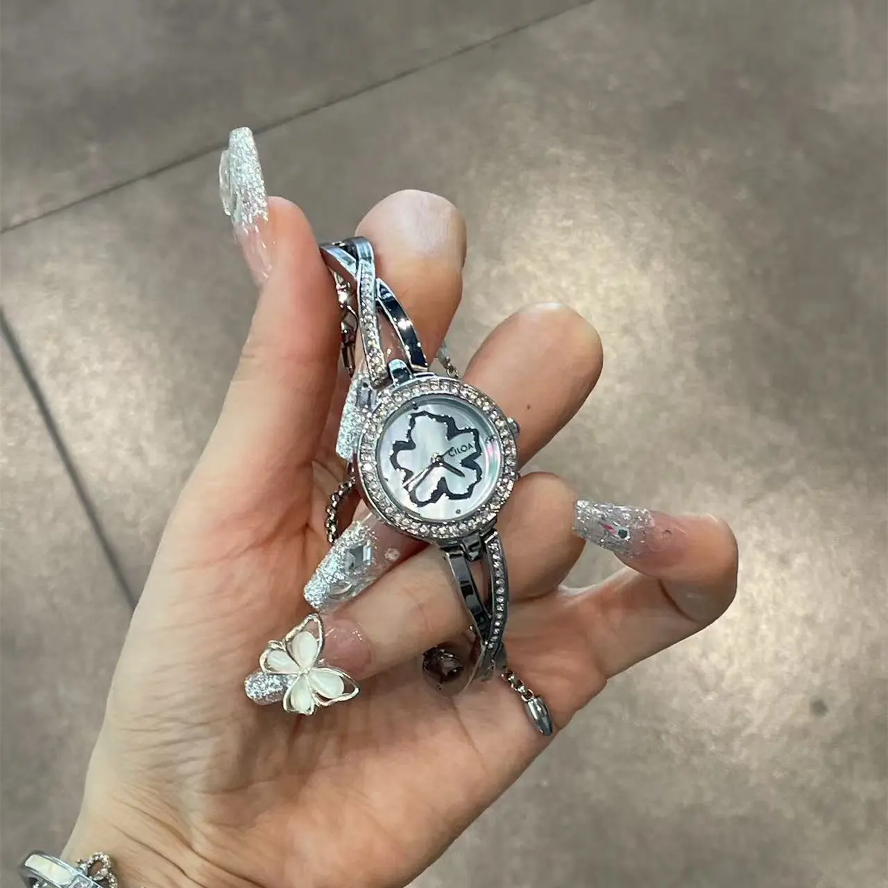 CILOA Womens Silver Four Leaf Clover Watch Crystal Bezel Bangle Bracelet Fashion Quartz Wristwatch
CILOA Womens Silver Four Leaf Clover Watch Crystal Bezel Bangle Bracelet Fashion Quartz Wristwatch