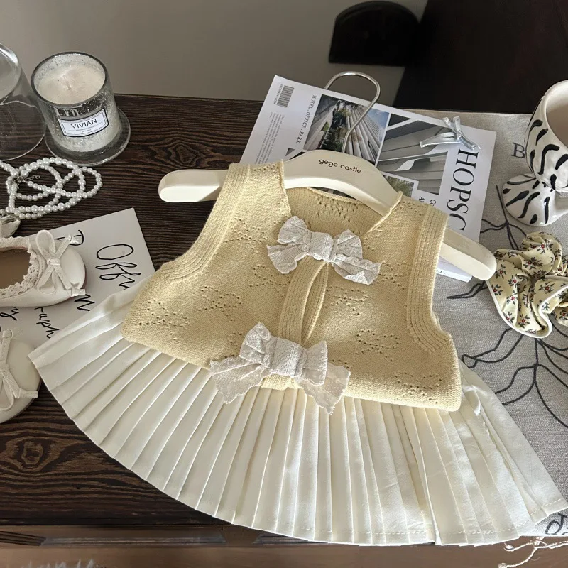 Korean children's clothing 2025 new summer girls' bow knitted vest beige pleated skirt and pants two-piece set
Korean children's clothing 2025 new summer girls' bow knitted vest beige pleated skirt and pants two-piece set