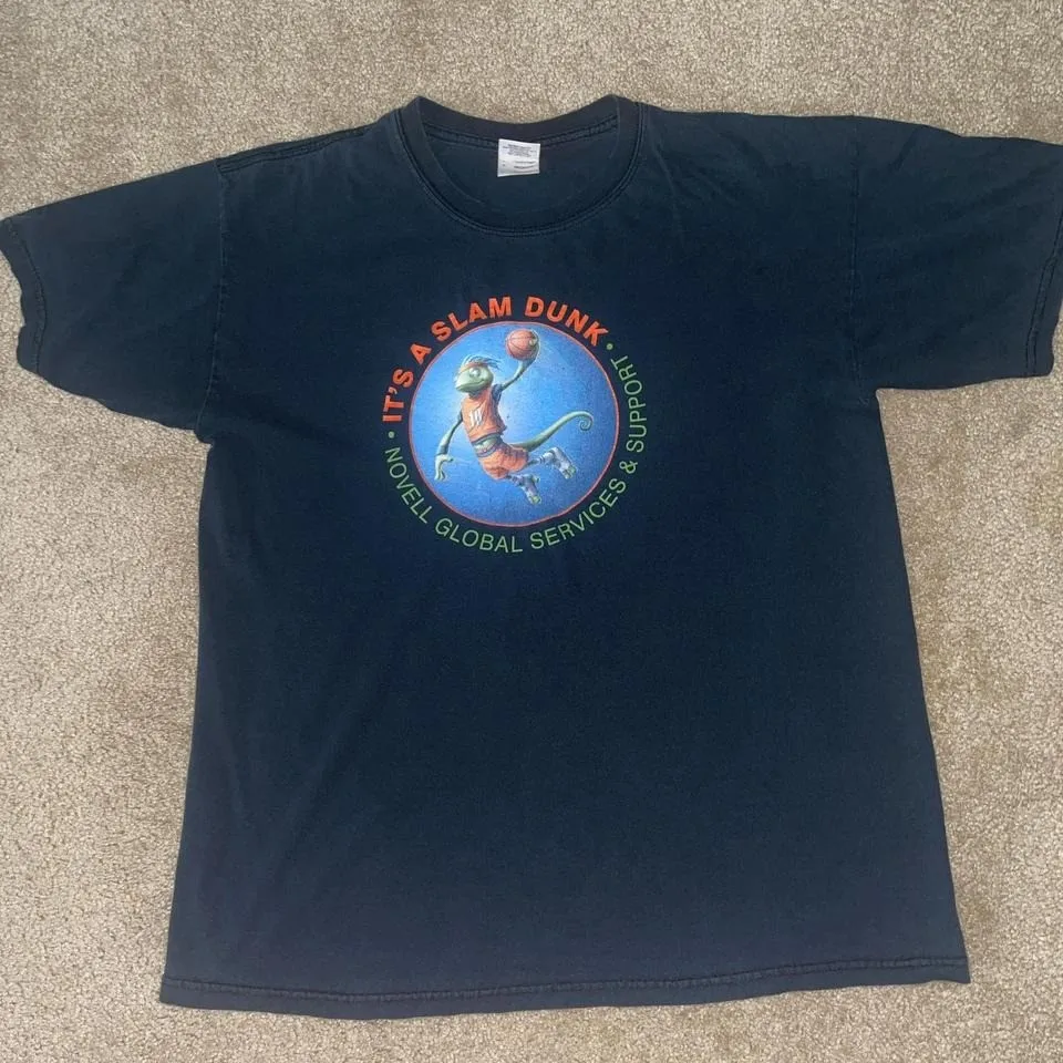 Черная винтажная футболка Novell 90-х годов с уникальным дизайном. Размер L
Черная винтажная футболка Novell 90-х годов с уникальным дизайном. Размер L