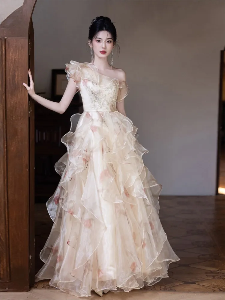 A light luxury and niche dress for the host's coming-of-age banquet
A light luxury and niche dress for the host's coming-of-age banquet