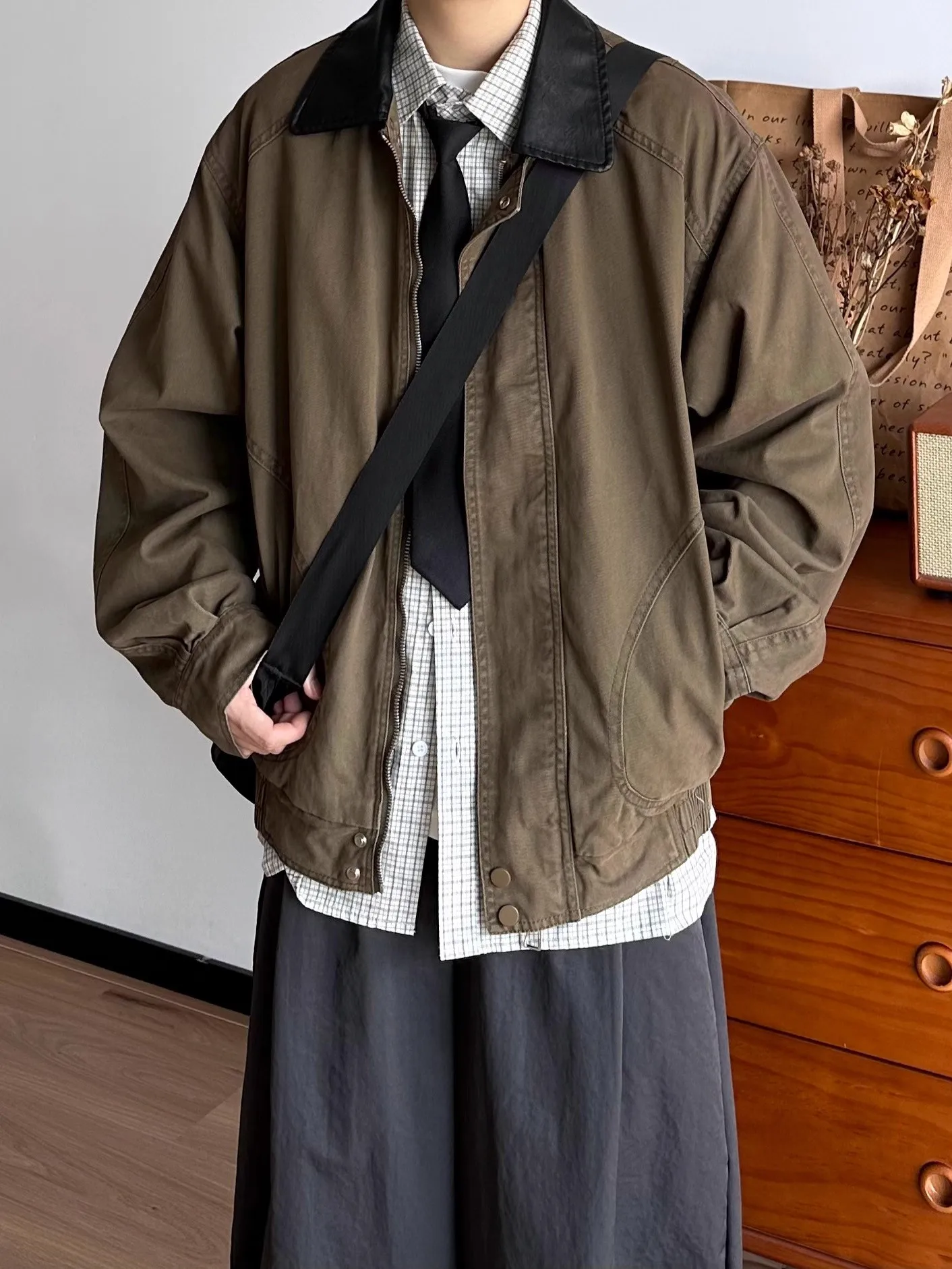 Ретро-рабочая куртка для мужчин: повседневная, с отложным воротником, свободного кроя, из хлопка, осенне-зимняя верхняя одежда, прочная, с прямым низом
Ретро-рабочая куртка для мужчин: повседневная, с отложным воротником, свободного кроя, из хлопка, осенне-зимняя верхняя одежда, прочная, с прямым низом