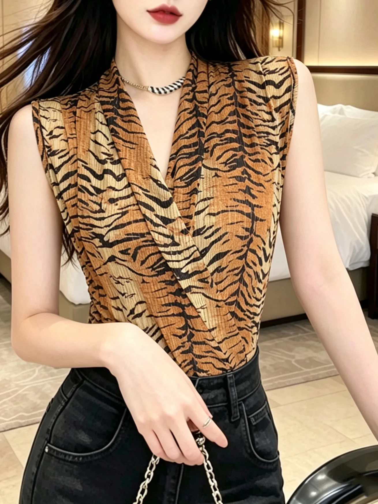 Summer Women's Slim Fit V-Neck Sleeveless Shirt Leopard Print Chiffon Top Waist-Cinching Trendy Vintage Style Regular Length
Summer Women's Slim Fit V-Neck Sleeveless Shirt Leopard Print Chiffon Top Waist-Cinching Trendy Vintage Style Regular Length