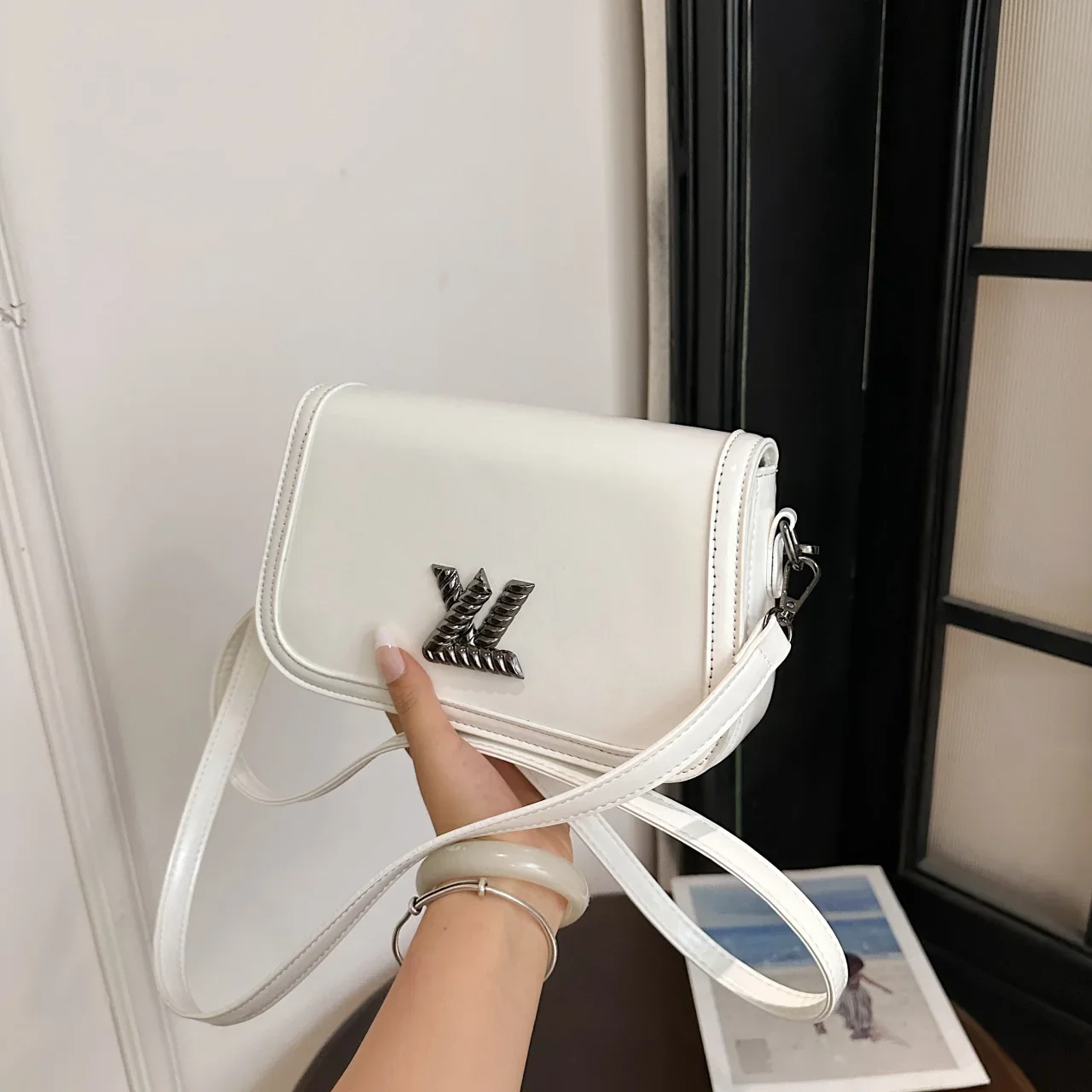 2025 Fall High-End Unique Design Bag Women's Versatile Simple Casual Commuter Trendy Single Shoulder Crossbody
2025 Fall High-End Unique Design Bag Women's Versatile Simple Casual Commuter Trendy Single Shoulder Crossbody
