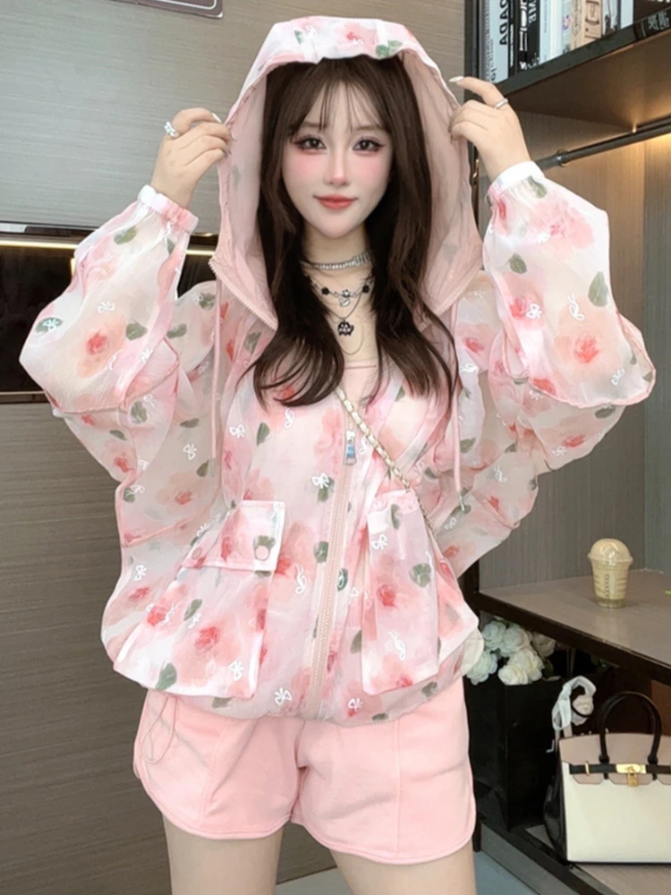 2024 Summer New Hooded Sunscreen Jacket Women's Thin Breathable Coat Retro Printing Simple Sun Protection Clothing Female Tops
2024 Summer New Hooded Sunscreen Jacket Women's Thin Breathable Coat Retro Printing Simple Sun Protection Clothing Female Tops