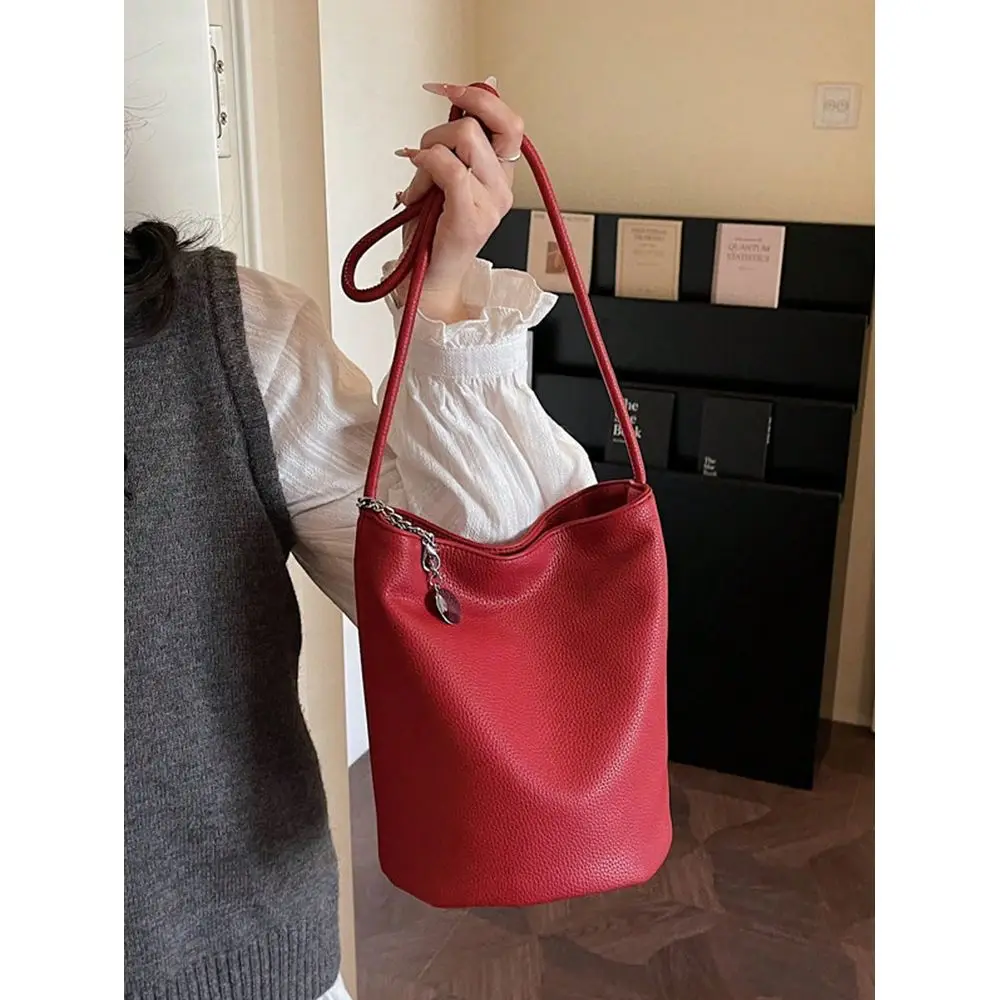 Summer New Soft Leather Vegetable Bucket Tote Bag, Unique Shoulder Bag, Underarm Bag For Commuting
Summer New Soft Leather Vegetable Bucket Tote Bag, Unique Shoulder Bag, Underarm Bag For Commuting