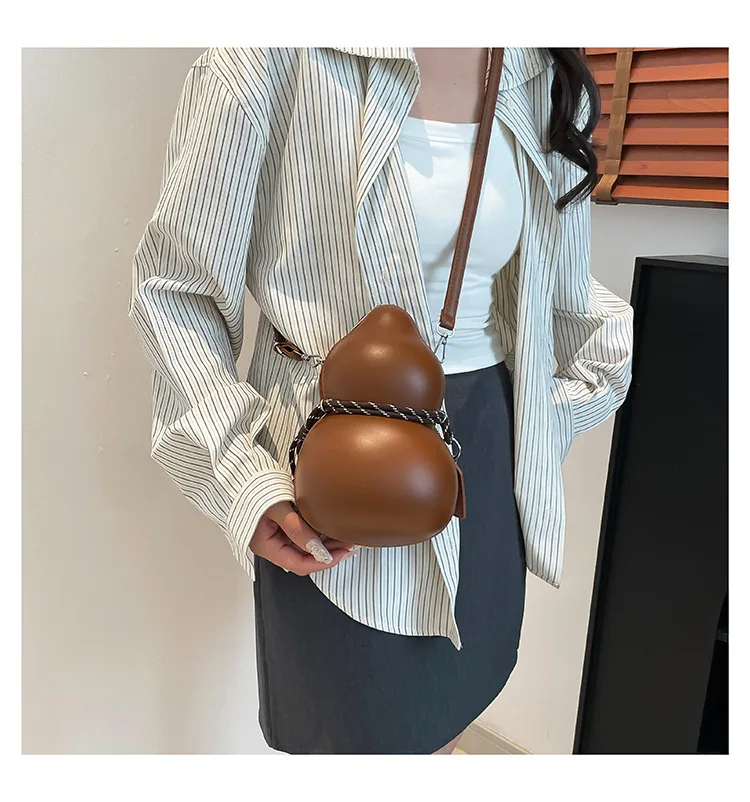 Fashionable high-quality shoulder bag, interesting niche design, wine-shaped bottle shape, personalized couple bag, suitable for
Fashionable high-quality shoulder bag, interesting niche design, wine-shaped bottle shape, personalized couple bag, suitable for