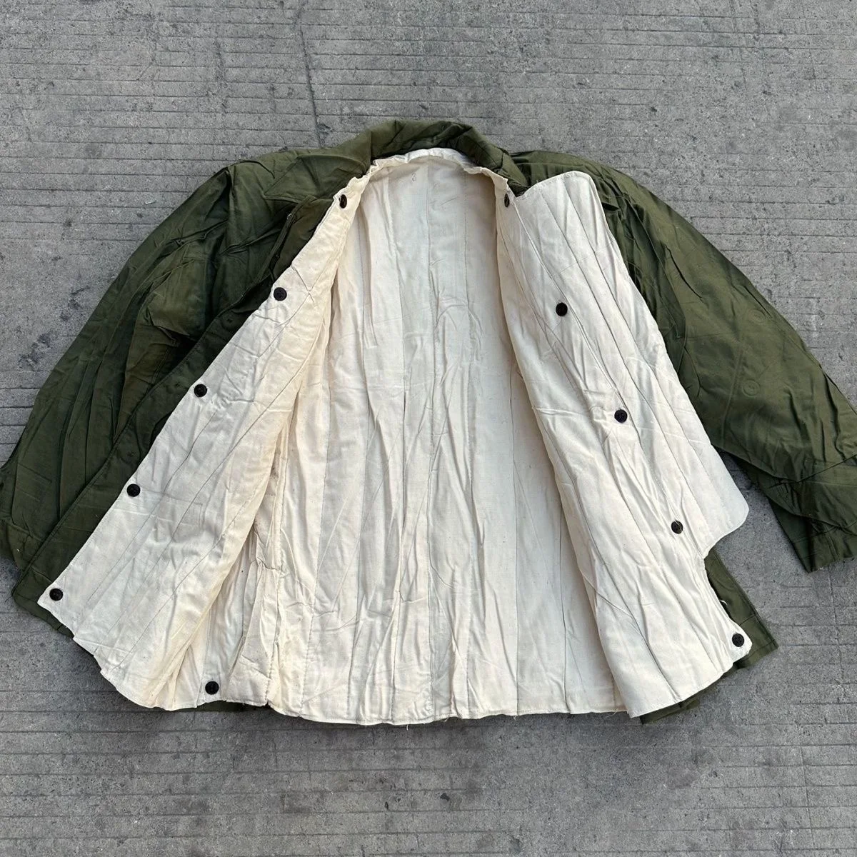 Классический съемный хлопковый стеганый джем с внешним чехлом, теплый зимний молодежный повседневный длинный плащ свободного покроя
Классический съемный хлопковый стеганый джем с внешним чехлом, теплый зимний молодежный повседневный длинный плащ свободного покроя