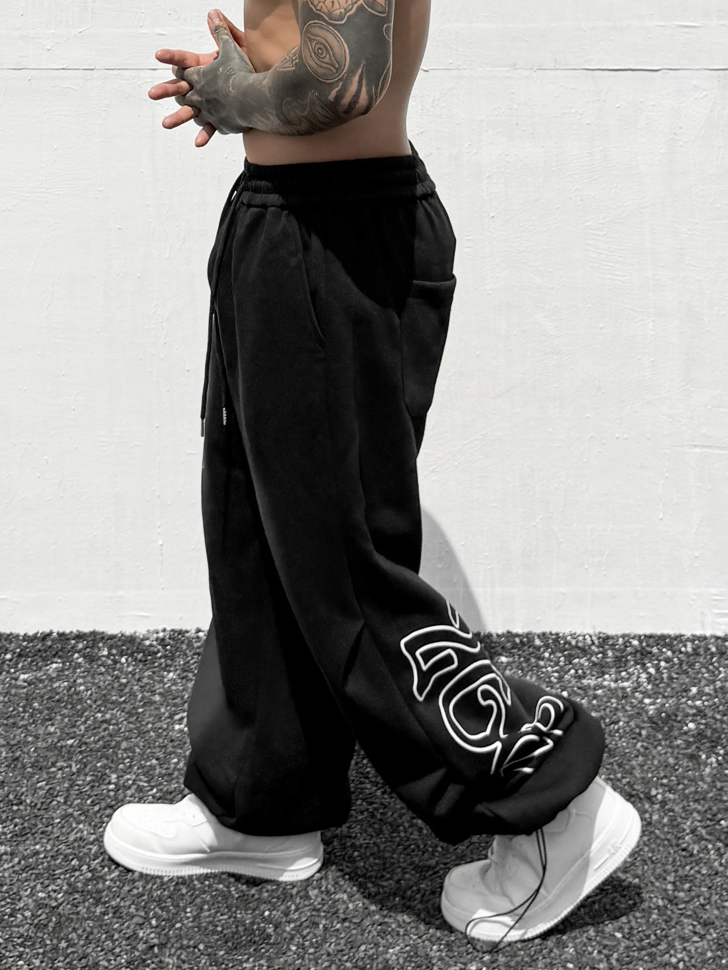 Модные американские ретро-спортивные брюки для мужчин, свободные, прямого кроя, новинка 2025 года, повседневные, из смесового хлопка и полиэстера, комфортная посадка
Модные американские ретро-спортивные брюки для мужчин, свободные, прямого кроя, новинка 2025 года, повседневные, из смесового хлопка и полиэстера, комфортная посадка