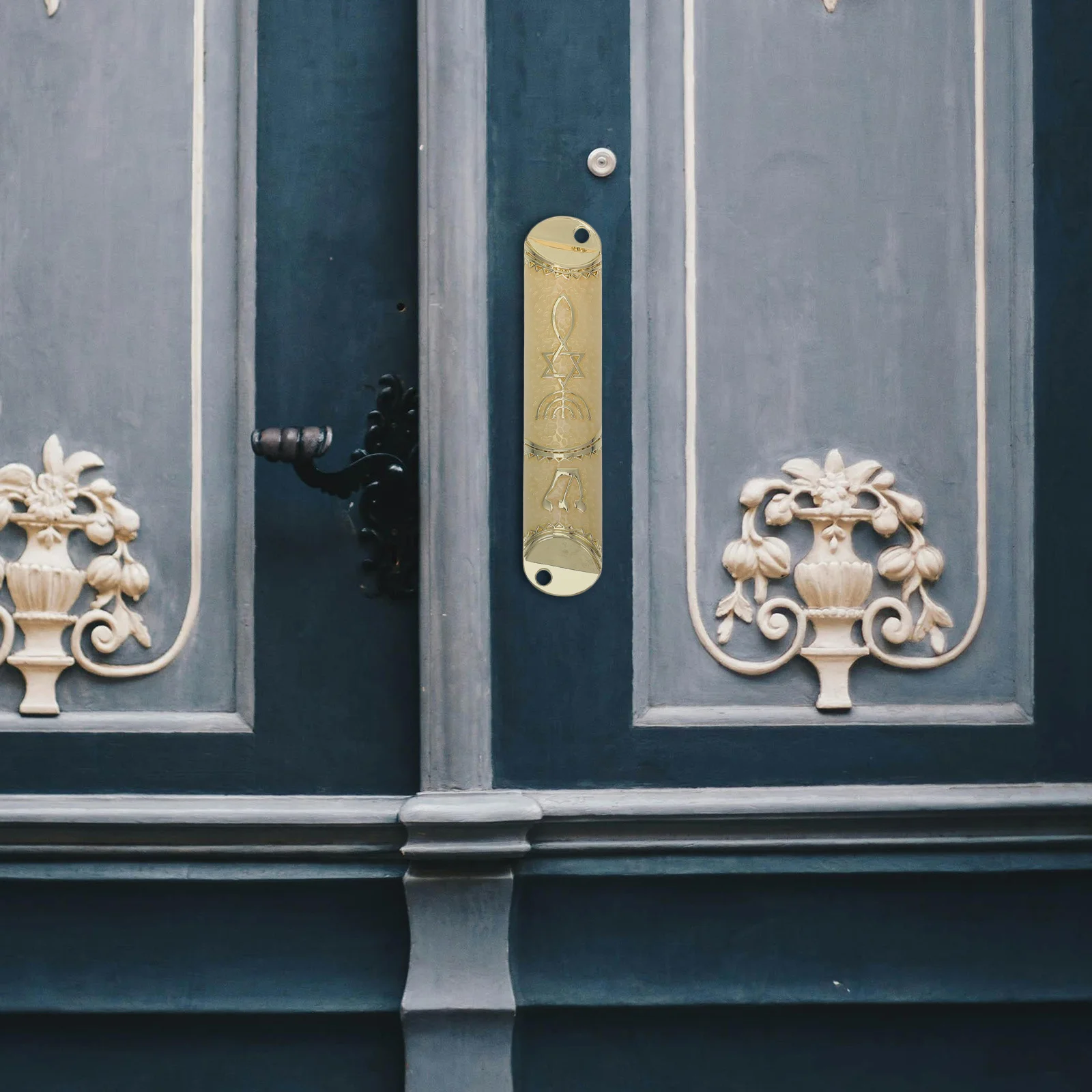 Classic Metal Mezuzah Plaque with Scroll Door Mounted Mezuzah for Home Zinc Alloy Retro Religious Judaica Decor
Classic Metal Mezuzah Plaque with Scroll Door Mounted Mezuzah for Home Zinc Alloy Retro Religious Judaica Decor