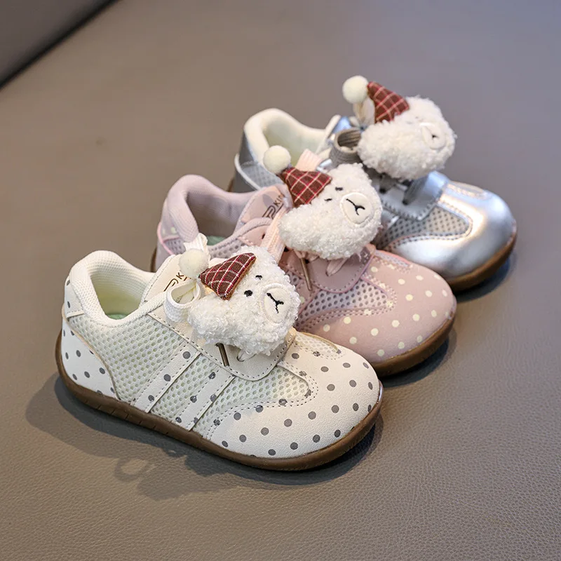 Новые детские сетчатые спортивные кроссовки с милым декором в виде медведя в горошек, дышащие школьные кеды для девочек, модные уличные кроссовки для первых шагов
Новые детские сетчатые спортивные кроссовки с милым декором в виде медведя в горошек, дышащие школьные кеды для девочек, модные уличные кроссовки для первых шагов