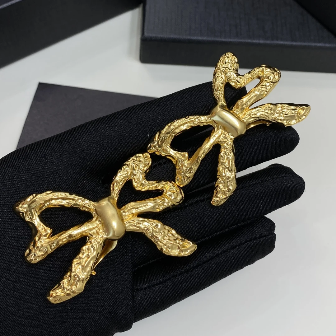 2026 Europe Fashion Brand Brass Gold Plated Bow Earrings Ear Clip Woman Luxury Jewelry Accessories
2026 Europe Fashion Brand Brass Gold Plated Bow Earrings Ear Clip Woman Luxury Jewelry Accessories