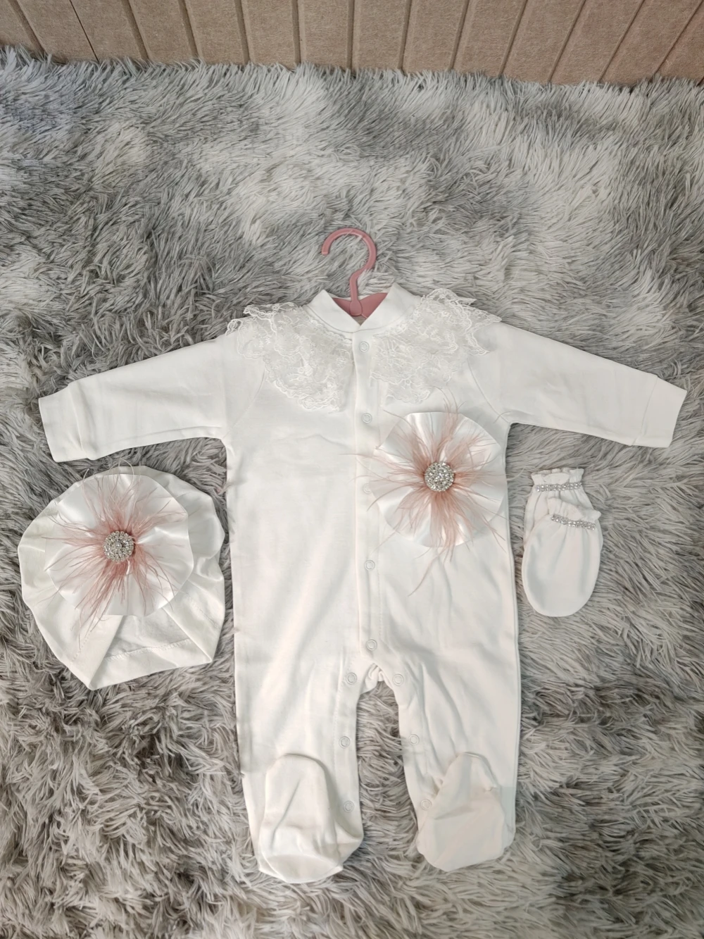 Elegant 3Pcs Baby Girl Christening Outfit White Cotton Footed Romper Lace Rhinestone Flower Bonnet Mittens Newborn Photo Shoot
Elegant 3Pcs Baby Girl Christening Outfit White Cotton Footed Romper Lace Rhinestone Flower Bonnet Mittens Newborn Photo Shoot