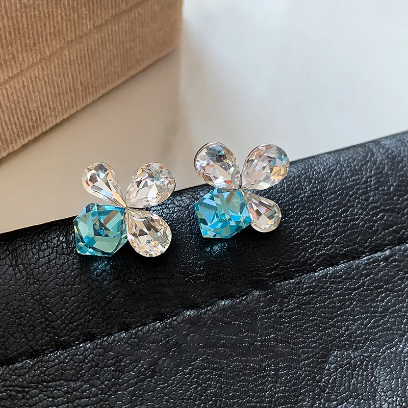Blue Zircon Stud Earrings for Women Exquisite floral sweet new girl Ear Jewelry
Blue Zircon Stud Earrings for Women Exquisite floral sweet new girl Ear Jewelry