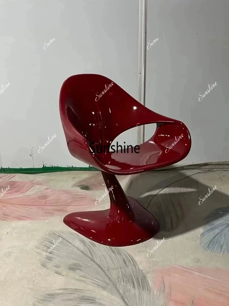 Modern fiberglass whale chair special-shaped armrest leisure chair
Modern fiberglass whale chair special-shaped armrest leisure chair