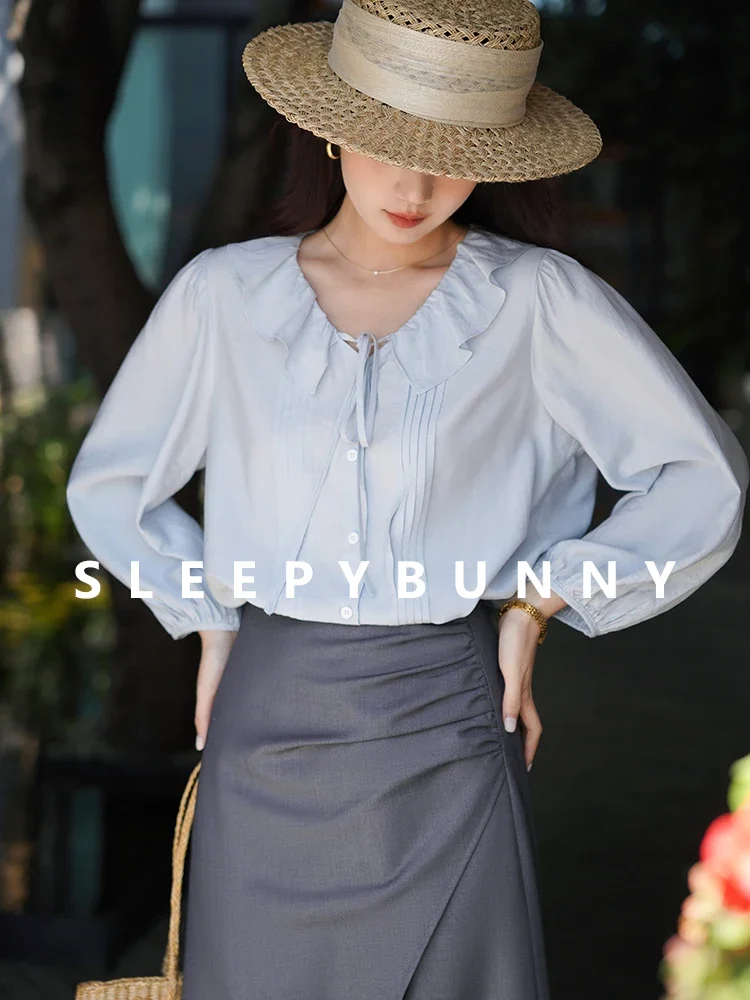 Elegant V-Neck Ruffle Blouse for Women – Chic Pleated Lantern Sleeve Shirt, Loose-Fit Summer Office Casual Top with Tie Neck
Elegant V-Neck Ruffle Blouse for Women – Chic Pleated Lantern Sleeve Shirt, Loose-Fit Summer Office Casual Top with Tie Neck
