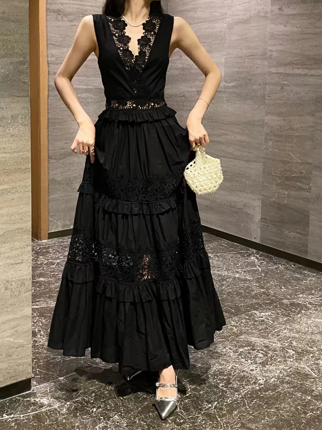 Heavy industry hollow lace lace sleeveless dress summer haute chic chic beach resort French maxi dress
Heavy industry hollow lace lace sleeveless dress summer haute chic chic beach resort French maxi dress