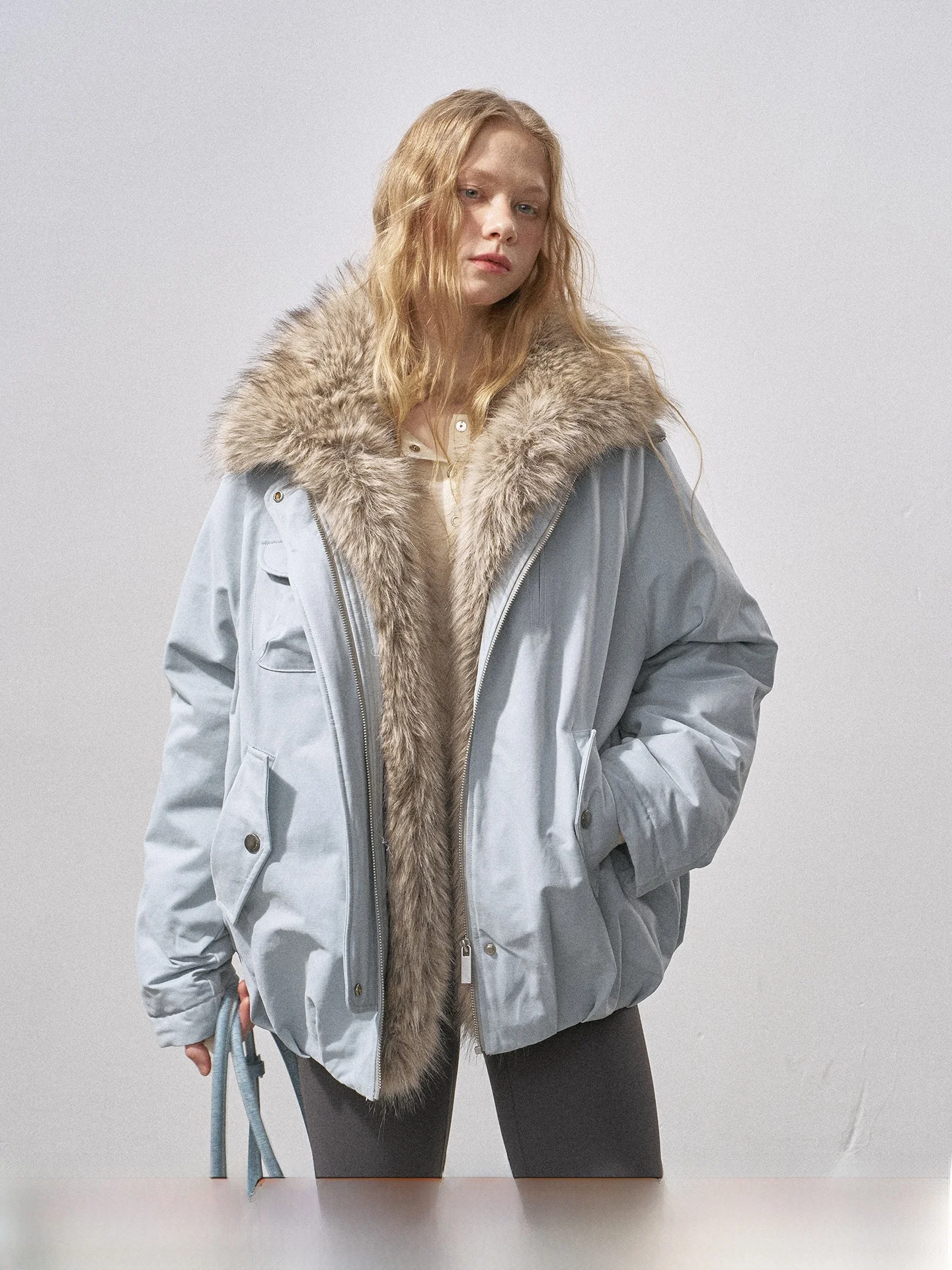 Женская пуховая куртка DIDDI MODA с 90% белым пухом, пушистым воротником, теплая верхняя одежда, новинка зимы, стильный дизайн с молнией
Женская пуховая куртка DIDDI MODA с 90% белым пухом, пушистым воротником, теплая верхняя одежда, новинка зимы, стильный дизайн с молнией