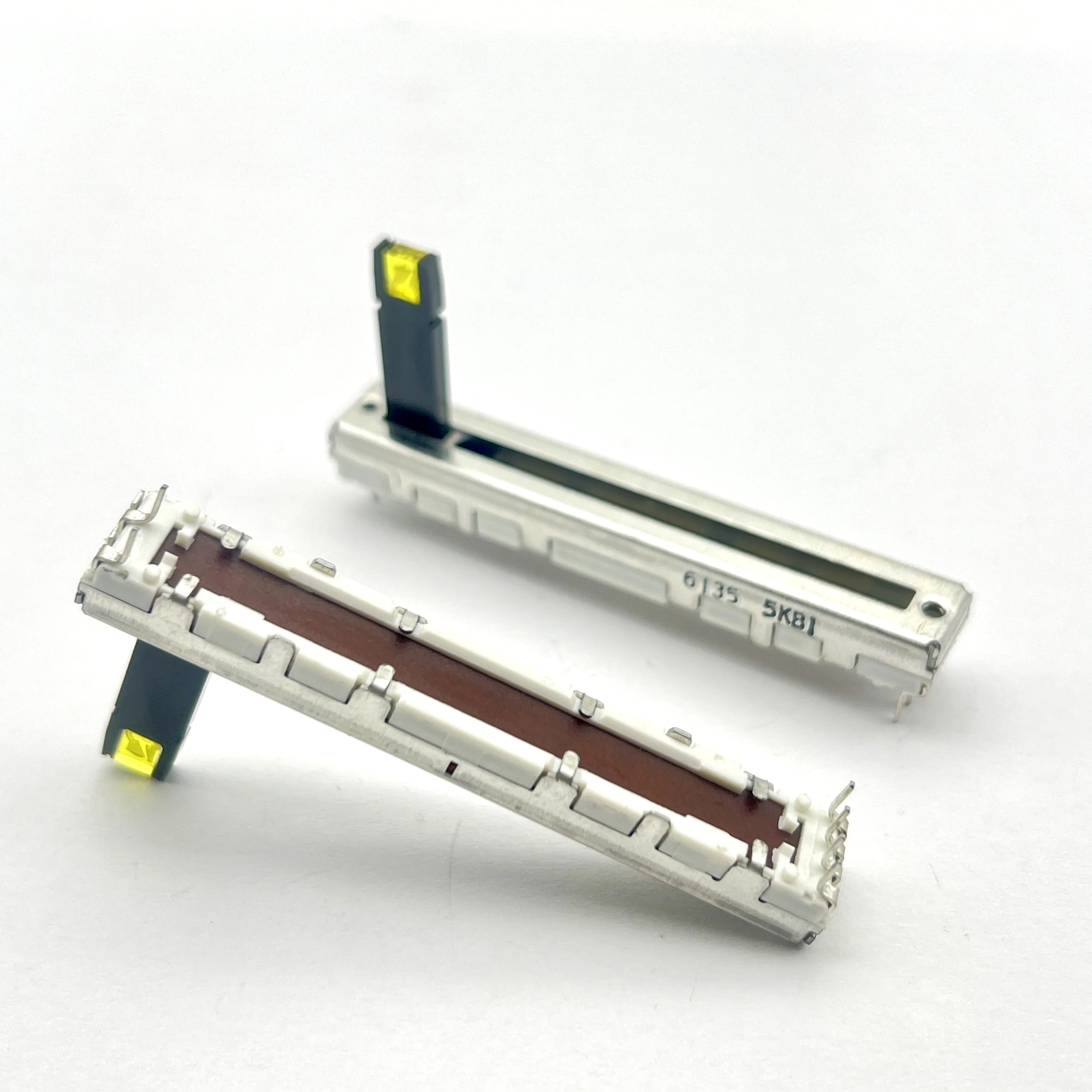 1 pcs 60mm Straight Slide Potentiometer B5K with Midpoint Knob Length 20mm
1 pcs 60mm Straight Slide Potentiometer B5K with Midpoint Knob Length 20mm