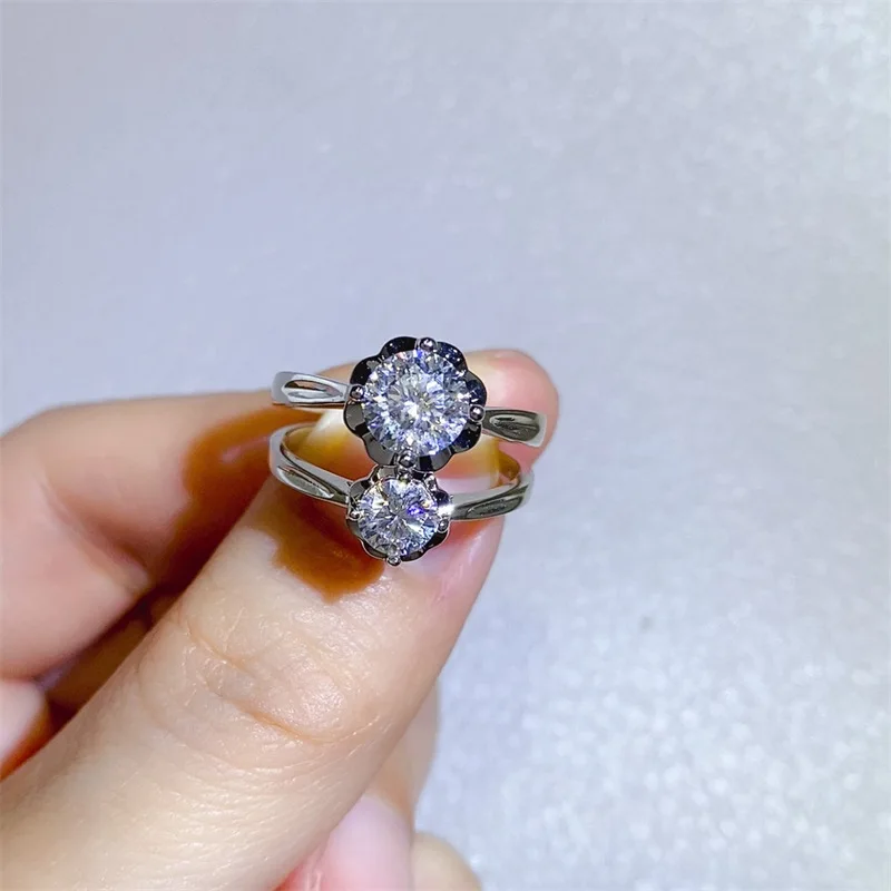 Comfortable Wearing Inlaid Flower Ring For Women 1ct Moissanite PT950 Platinum Smooth polished band, skin-friendly and snug
Comfortable Wearing Inlaid Flower Ring For Women 1ct Moissanite PT950 Platinum Smooth polished band, skin-friendly and snug