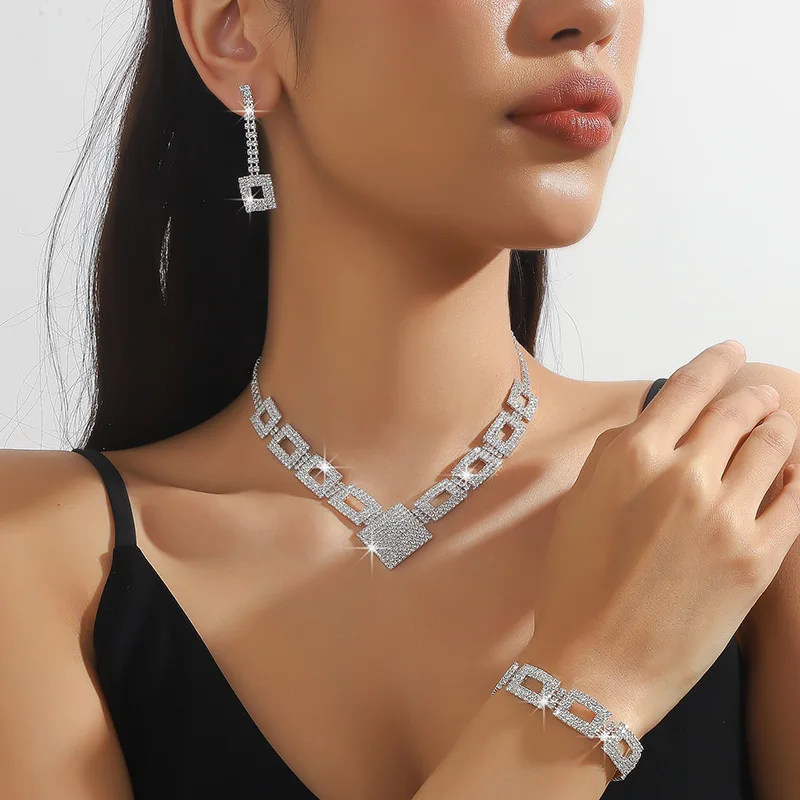 European and American Jewelry Set Claw Chain Full Diamond Three-Piece Set Necklace Earrings Bracelet Evening Dress Jewelry Acces
European and American Jewelry Set Claw Chain Full Diamond Three-Piece Set Necklace Earrings Bracelet Evening Dress Jewelry Acces
